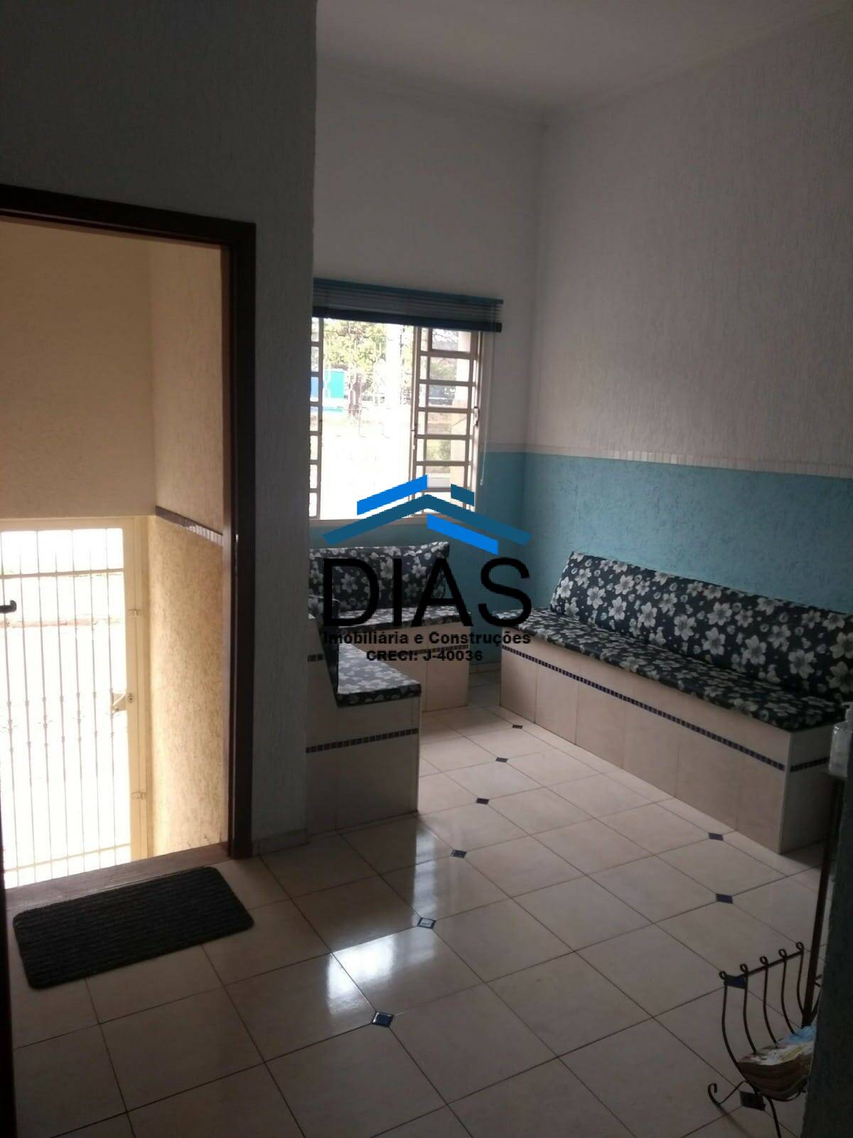 Casa à venda com 3 quartos, 240m² - Foto 2