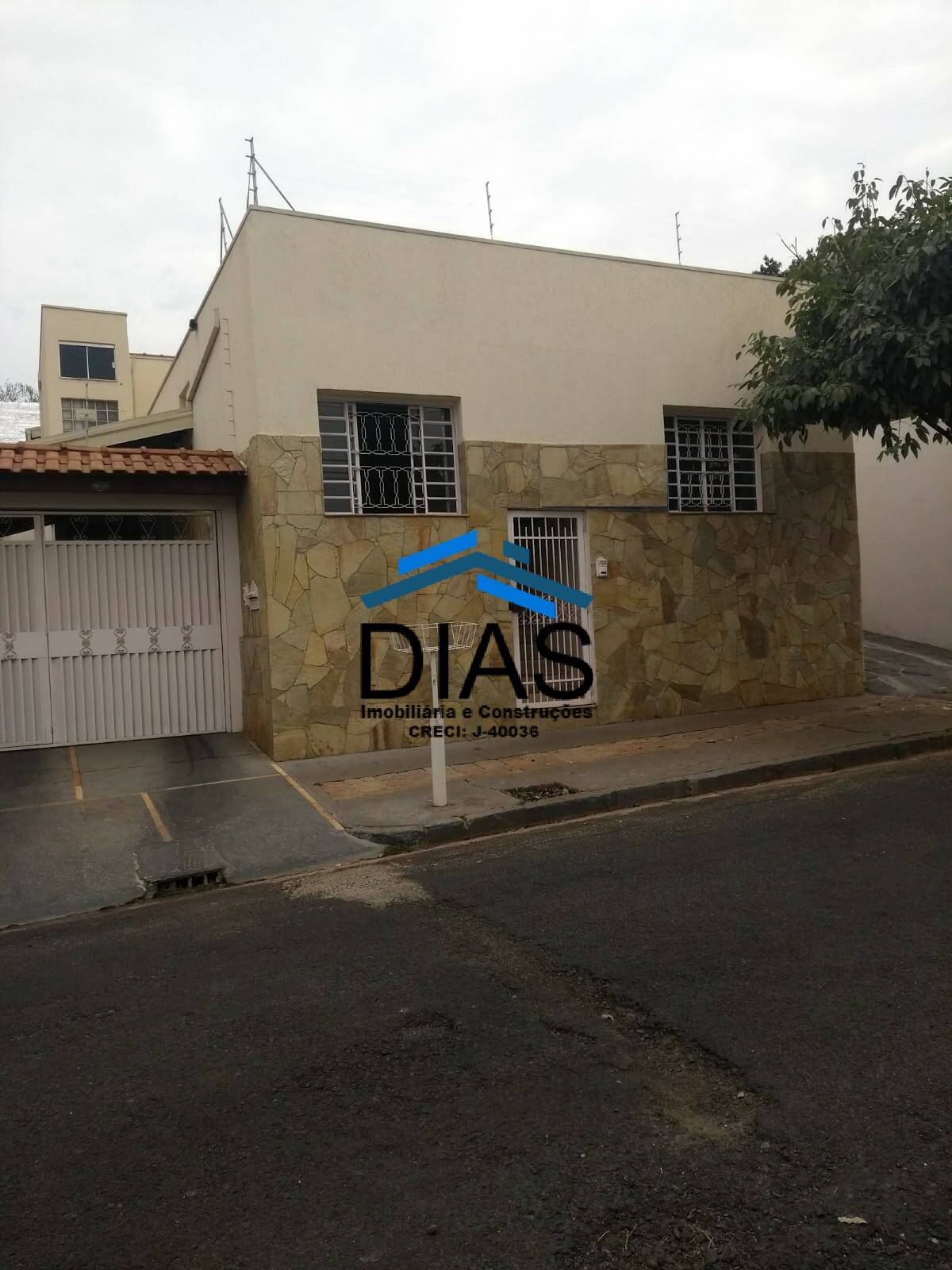 Casa à venda com 3 quartos, 240m² - Foto 1