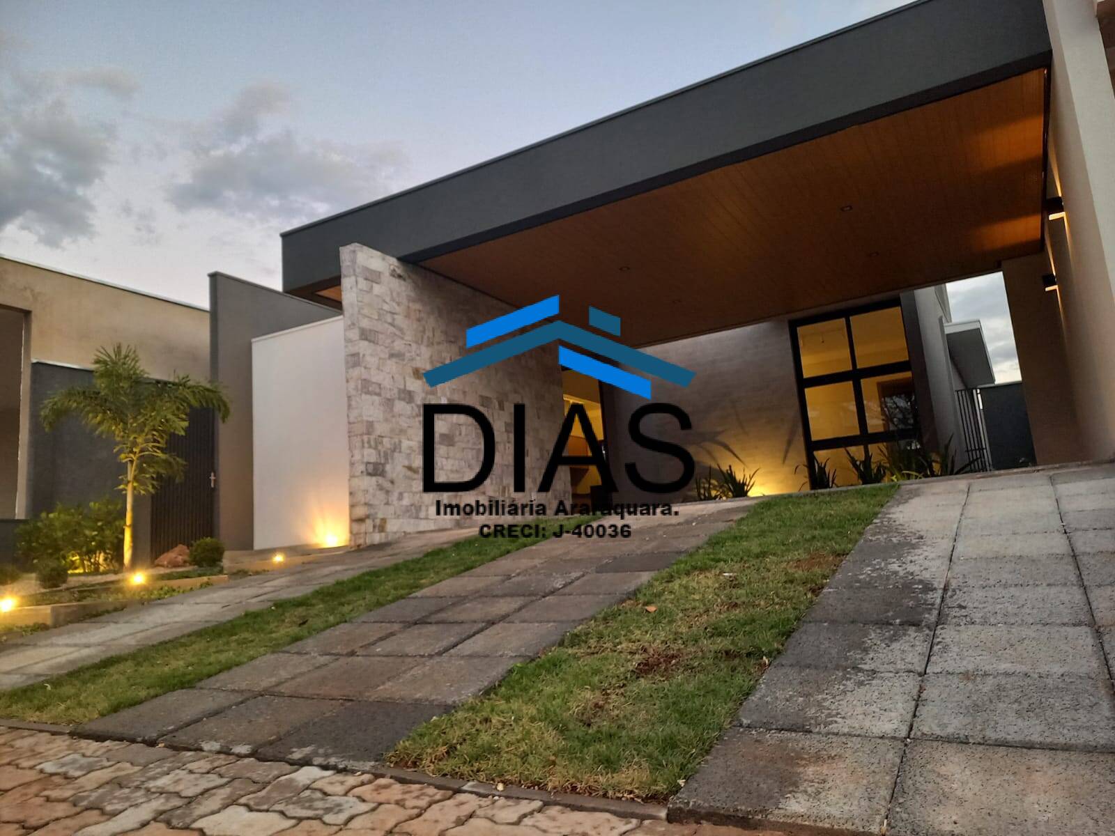 Casa à venda com 3 quartos, 143m² - Foto 1