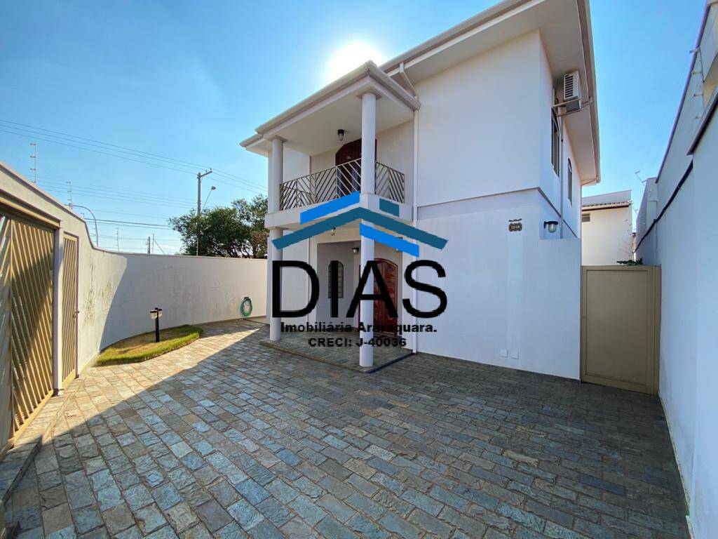 Casa à venda com 4 quartos, 285m² - Foto 1