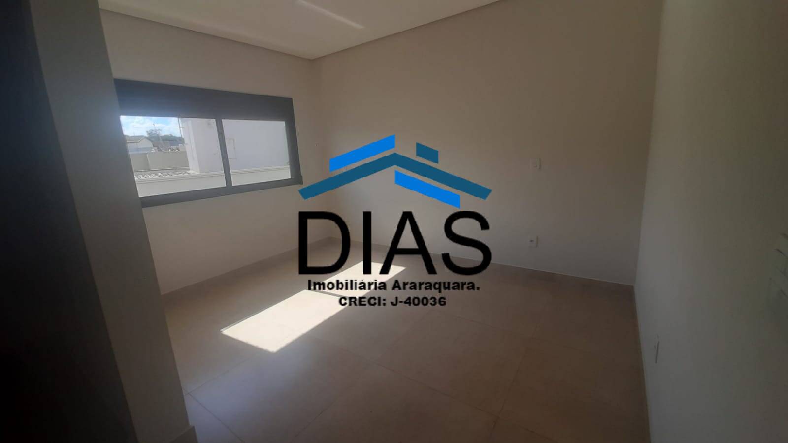 Casa à venda com 4 quartos, 220m² - Foto 3