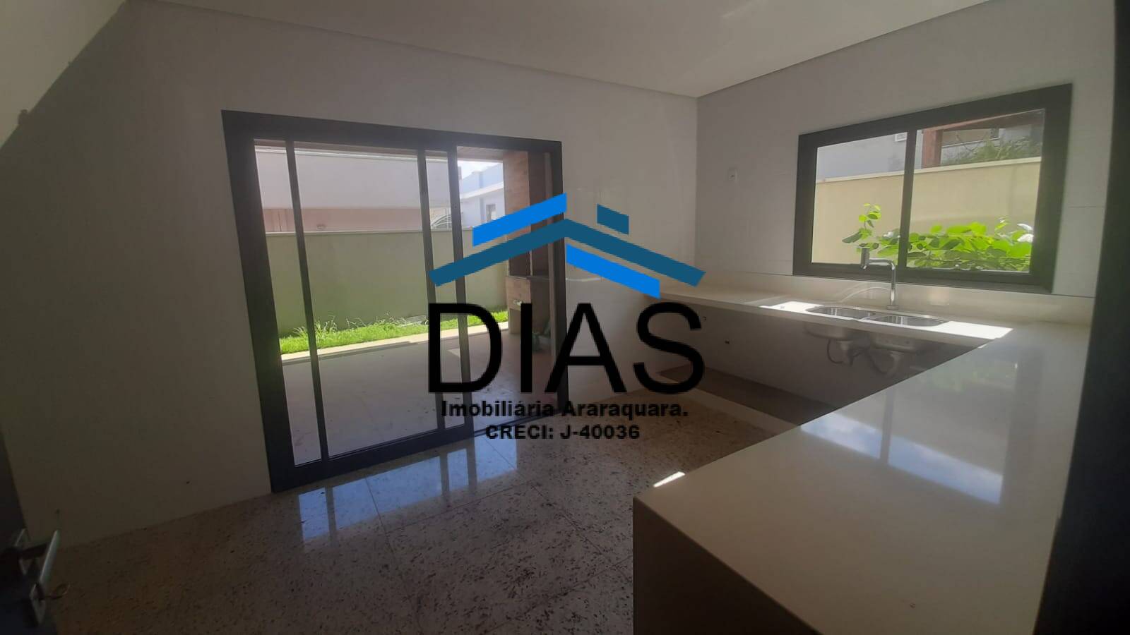 Casa à venda com 4 quartos, 220m² - Foto 25