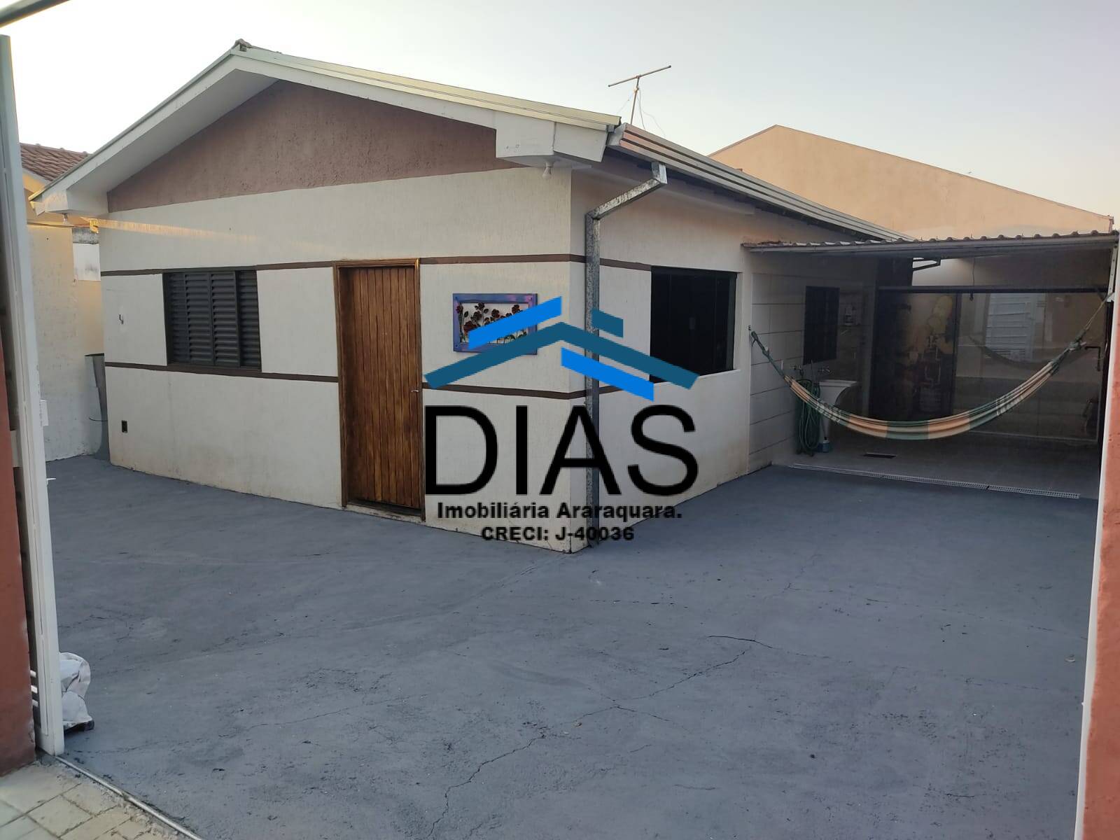 Casa à venda com 3 quartos, 114m² - Foto 1