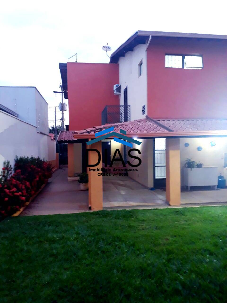 Casa à venda com 3 quartos, 210m² - Foto 2