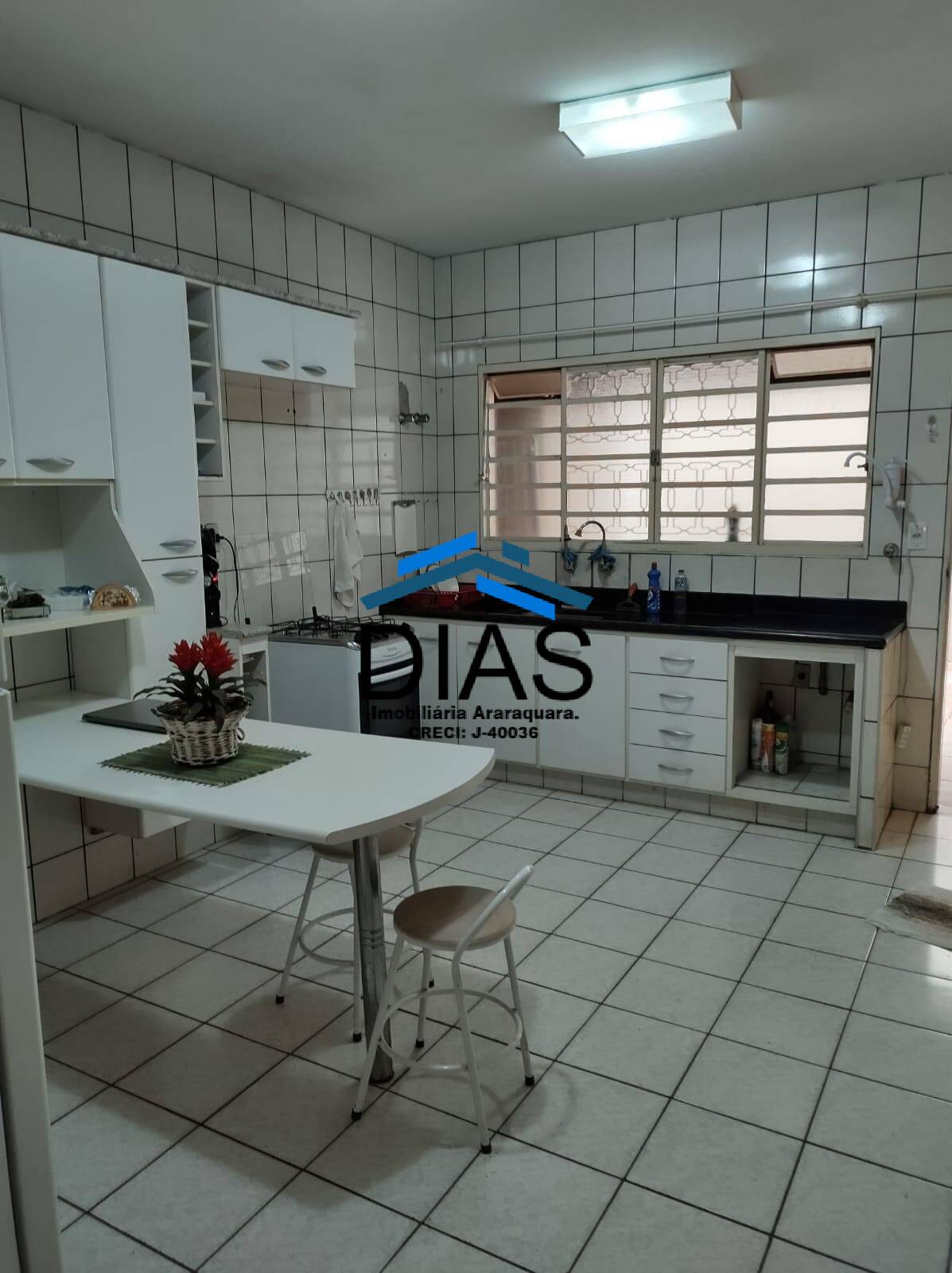 Casa à venda com 2 quartos, 90m² - Foto 2