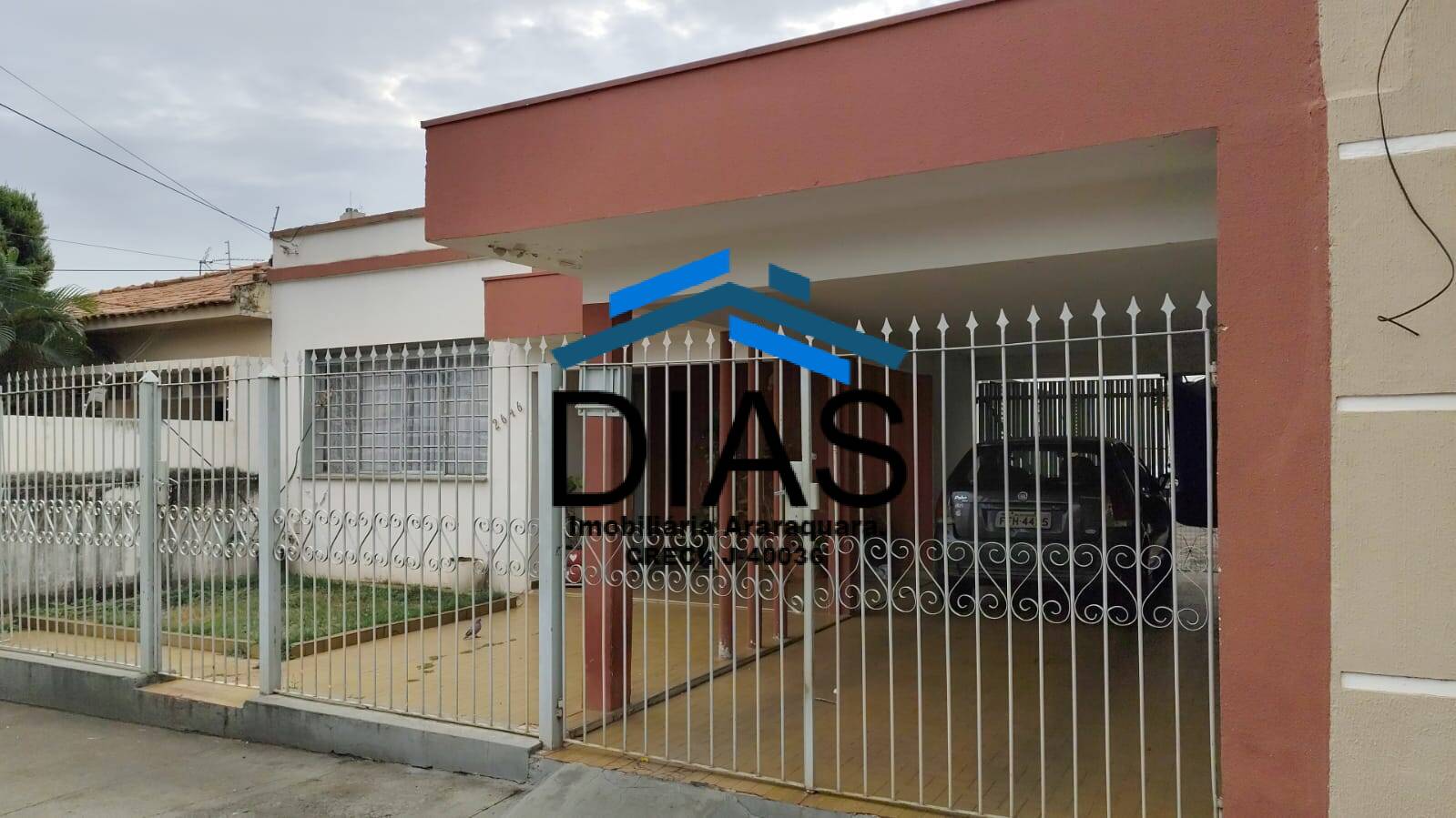 Casa à venda com 3 quartos, 263m² - Foto 1