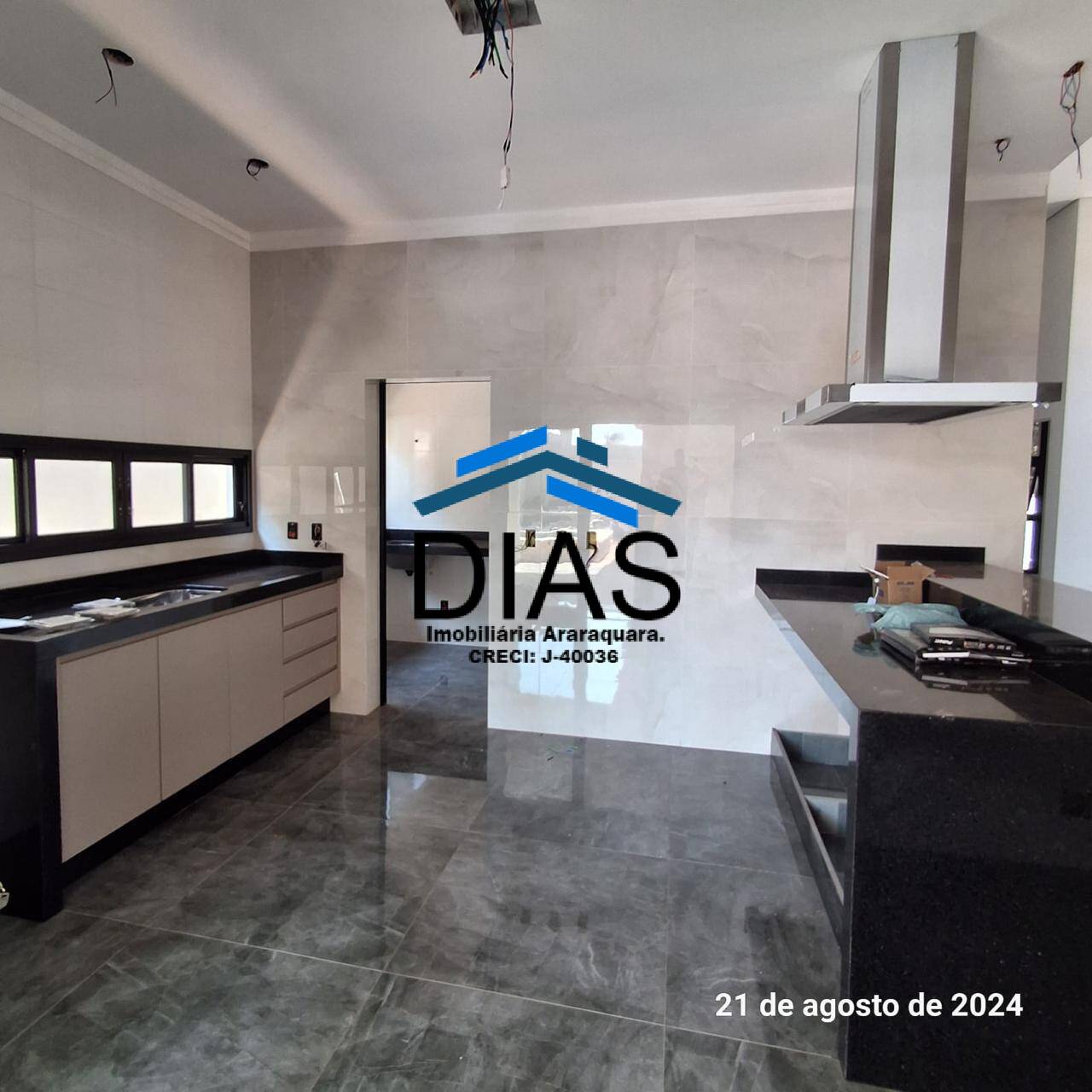 Casa à venda com 3 quartos, 250m² - Foto 2