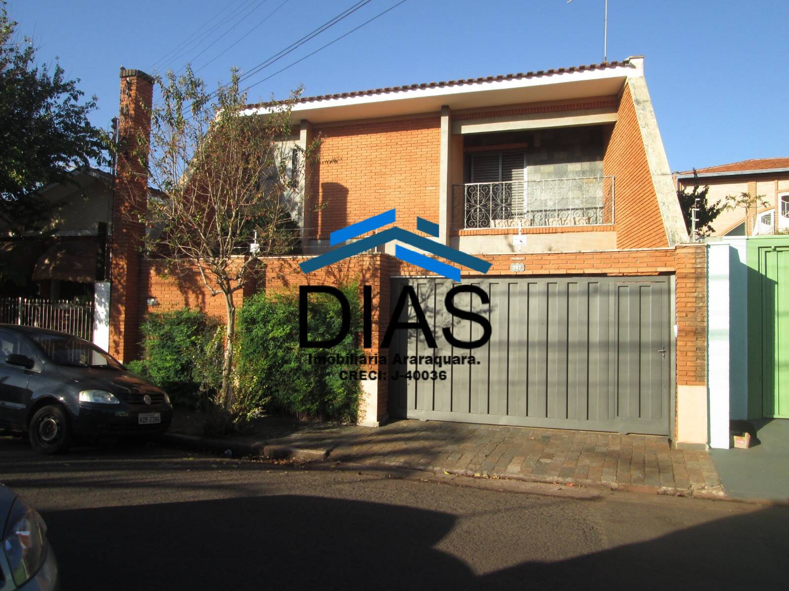 Casa à venda com 3 quartos, 196m² - Foto 1