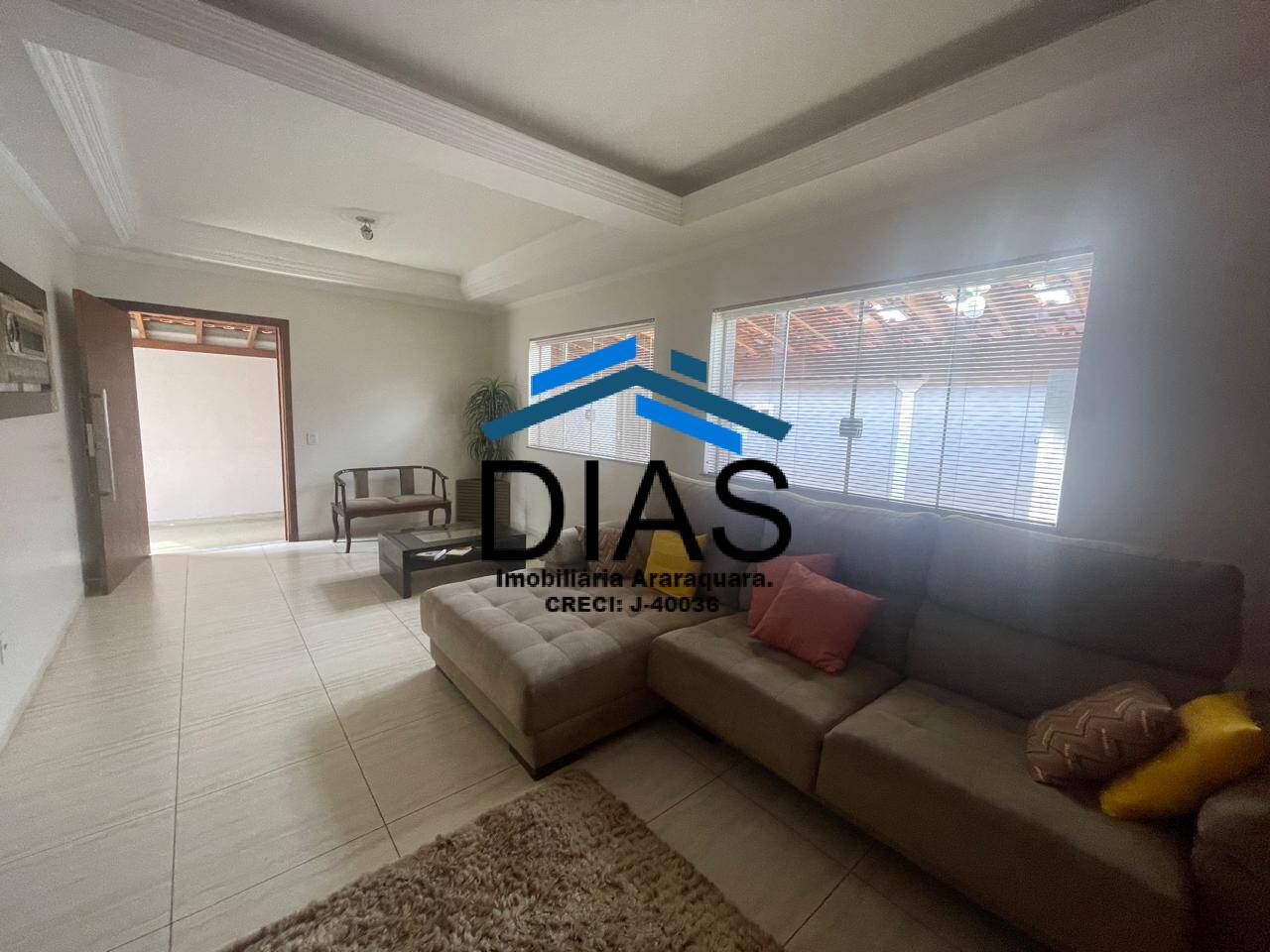 Casa à venda com 3 quartos, 209m² - Foto 2